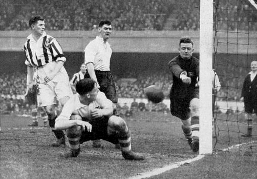 09-1937-10.04-Preston North End 1-4 (FAC Semi-Final)-Jack Mahon shot on goal