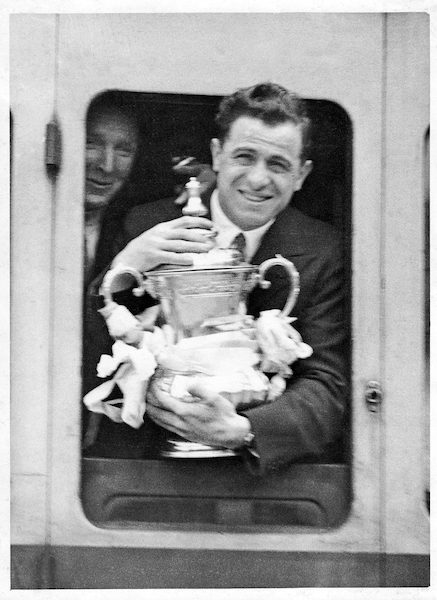 pic10-1931-Tommy Glidden with the cup. Sp&Gen – Copy