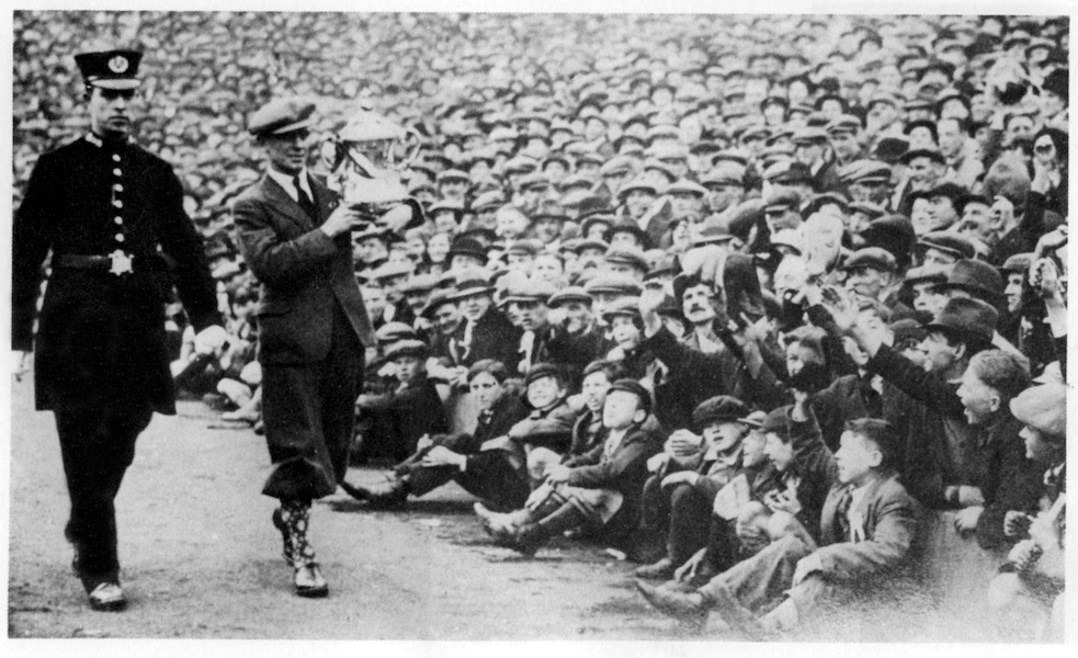 pic15-1931-Herbert Trentham with the cup