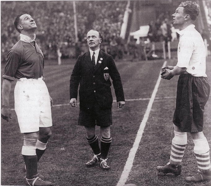 pic24-1935-27.04-Tommy Glidden and Sheff Wed Ronnie Starling toss up FAC Final