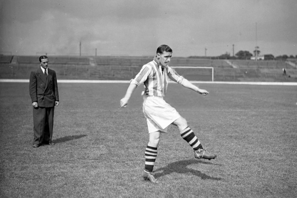 11-1948-49-Jack Smith watches Dave Walsh in training