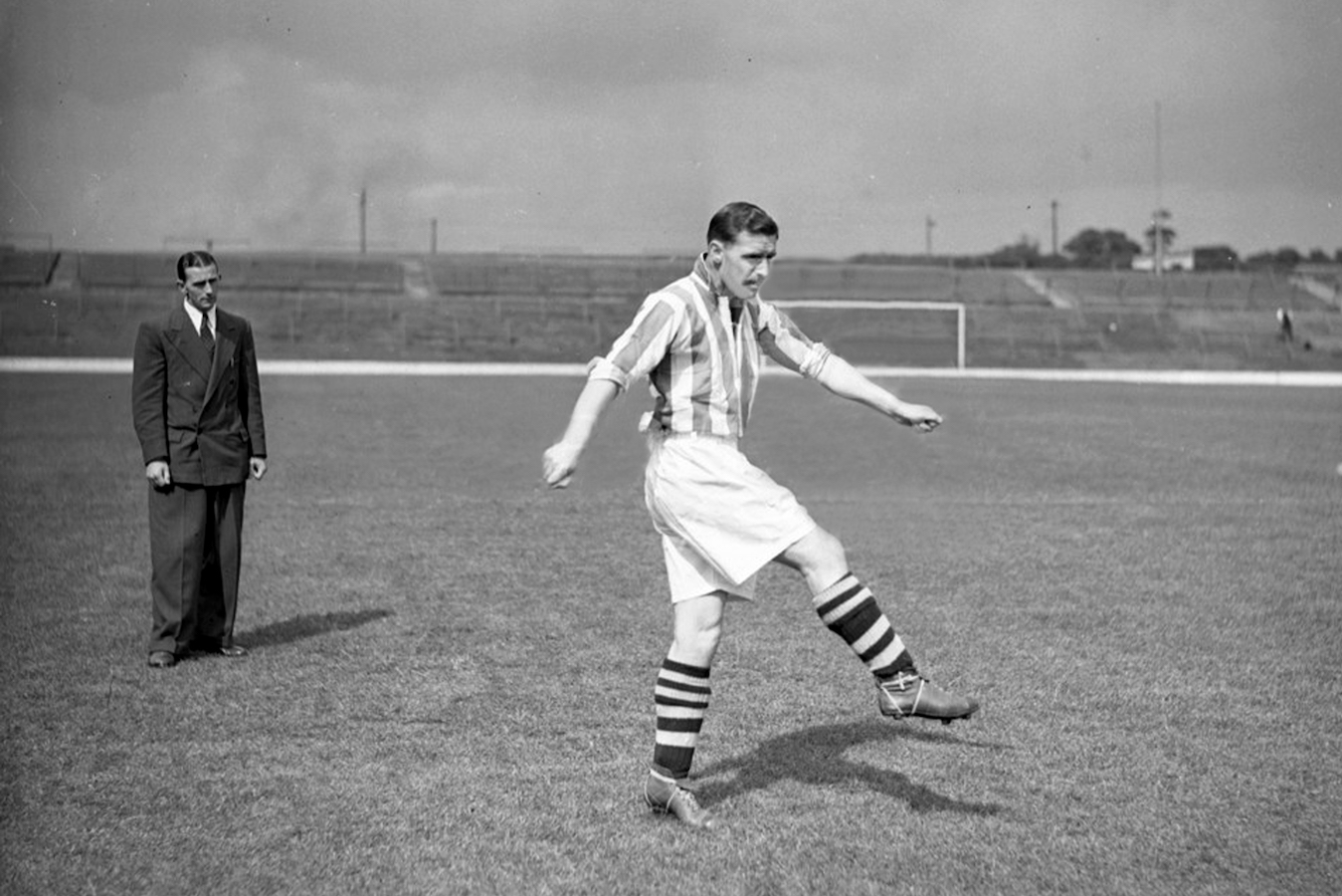 11-1948-49-Jack Smith watches Dave Walsh in training