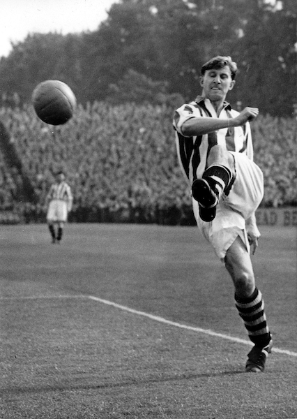 13-1952-00.09-Ray Barlow-v-Fullham-Fox Photos