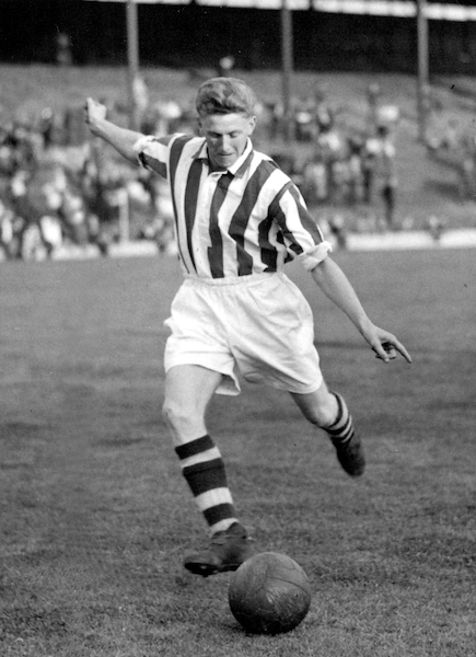 21-1953-27.08-Derek Kevan2-Wilkes West Brom