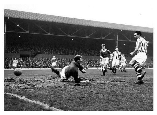 16-1957-Ronnie Allen-Doncaster goal