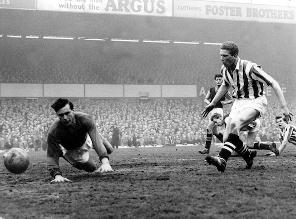 21-1957-28.03-Derek Kevan-v-Villa FAC SF-C entral Press