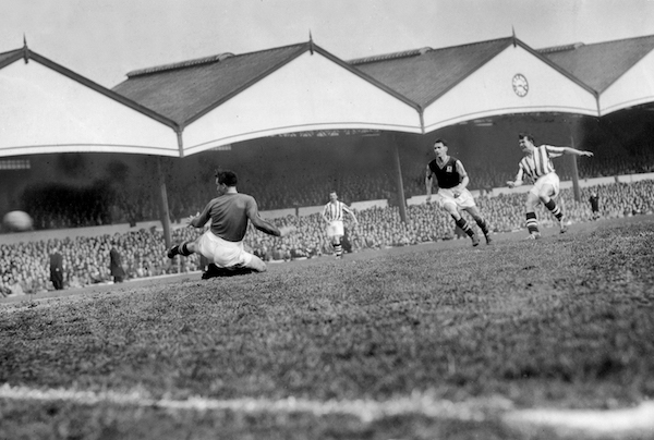 22-1957-23.03-Aston Villa-FAC semi-Whitehouse goal