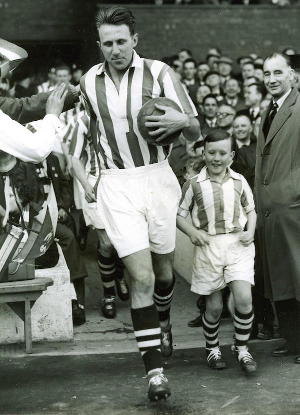 23-1957-21.03-Ray Barlow and mascot